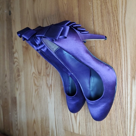 RSVP Larisa Purple Satin Pumps - Picture 5 of 6